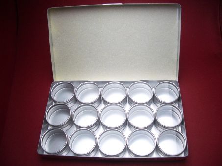 Sortier-Box aus Aluminium einschließlich 15 Dosen mit Glasdeckel 