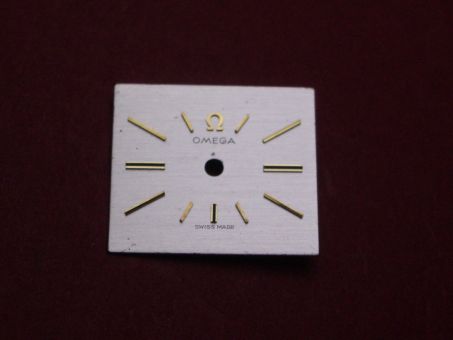Omega Zifferblatt, ca. 14,8mm x 17,0mm, silber mit goldfarbenen Inlays 