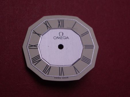 Omega Zifferblatt, ca. 20,0mm x 21,8mm, creme/silber mit schwarzen Ziffern 