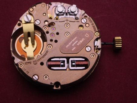 Omega Stimmgabel Uhrwerk Cal. 1250 mit Zeiger und cremefarbenem Zifferblatt 